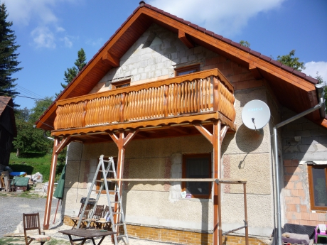 dřevěný balkon se zábradlím