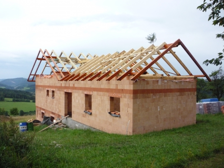 střecha na rodiném domě včetně dřevěného pohledového stropu